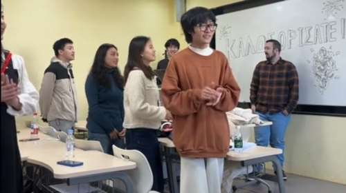 Viral: Κινέζοι φοιτητές στο Πεκίνο τραγουδούν &quot;Άσπρα καράβια&quot; σε άπταιστα ελληνικά [βίντεο]