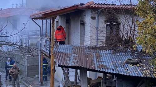 Φωκίδα: Φωτιές σε 4 σπίτια στο Μαύρο Λιθάρι - Εμπρησμός για να ερημώσει το χωριό, λένε οι κάτοικοι