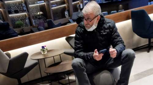 Reuters: Φωτογραφία του Αμπράμοβιτς με κατεβασμένη μάσκα σε αεροδρόμιο του Τελ Αβίβ