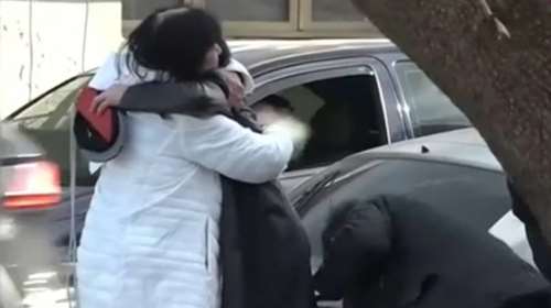 Αγκαλιασμένες οι κόρες του Βαγγέλη Ρωχάμη στην κηδεία του [βίντεο]