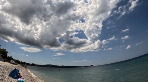 Δροσίζει ο καιρός με πτώση της θερμοκρασίας και ισχυρά μελτέμια - Σε ποιες περιοχές θα βρέξει