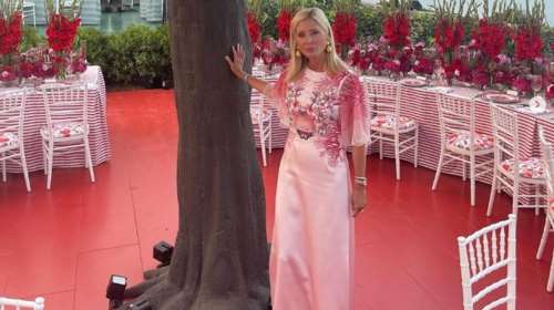 Μαρί Σαντάλ: Το αιθέριο κοραλί φόρεμα στις Σπέτσες και το ζεϊμπέκικο του πρίγκιπα Παύλου [Εικόνες - Βίντεο]