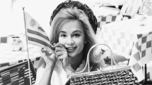 Πάσχα άλλης εποχής: Η Αλίκη Βουγιουκλάκη σουβλίζει αρνί σε ιστορική ταβέρνα - Ρετρό κλικ