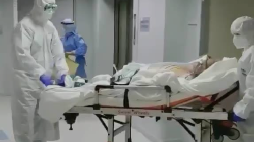 Ασκληπιείο Βούλας: "Στο καλό" φωνάζουν οι γιατροί αποχαιρετώντας ασθενή που βγαίνει από τη ΜΕΘ [βίντεο]