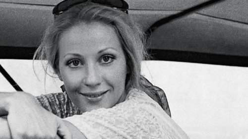 Ζωή Λάσκαρη: Οταν είχε φωτογραφηθεί τη δεκαετία του 60′ στο διαμέρισμα της στο Κολωνάκι