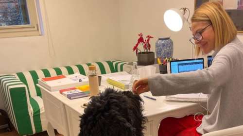 Τζένη Μπαλατσινού: Πρώτη μέρα στο γραφείο, παρέα με τον σκυλάκο της - Τι επέλεξε να φορέσει στη δουλειά [Εικόνα]