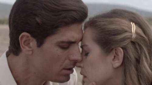 Χαλαρές στιγμές για τη Λενιώ και τον Λάμπρο- Απολαμβάνουν τον ήλιο και τη θάλασσα