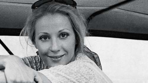 Ρετρό κλικ: Η Ζωή Λάσκαρη στα γενέθλιά της με κόκκινη τουαλέτα Valentino - Με Βουγιουκλάκη και Γαληνέα