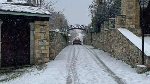 &quot;Λευκή Κυριακή&quot;: Η πρώτη ανακοίνωση της ΕΛΑΣ για χρήση αντιολισθητικών αλυσίδων - Άσπρισαν Γρεβενά, Μέτσοβο και Τρίκαλα [εικόνες]