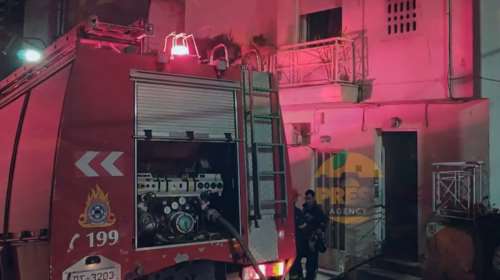 Εικόνες από τη φωτιά σε σπίτι στο Περιστέρι - Νεκρή γυναίκα εντοπίστηκε στις σκάλες [βίντεο]