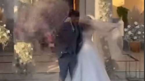 Λακωνία: Έριχναν ρύζι σε νιόπαντρο ζευγάρι με φτυάρια πάνω από εκσκαφέα - Εβγαλε ομπρέλα ο γαμπρός [βίντεο]