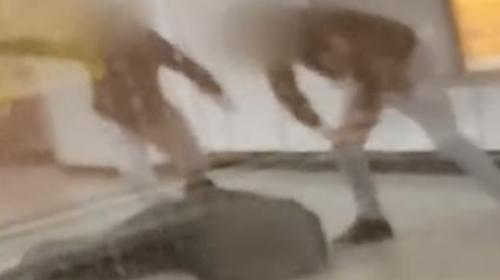 Ξυλοδαρμός στην Ομόνοια: Φοβισμένοι οι σταθμάρχες, οργή στην κυβέρνηση για τους προκλητικούς αρνητές της μάσκας [βίντεο]