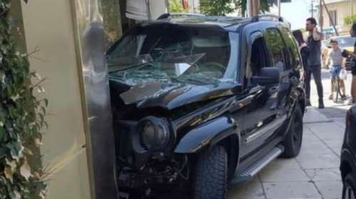 Ηράκλειο: Οδηγός τα έκανε γυαλιά-καρφιά σε κρεοπωλείο - Εισέβαλε με το τζιπ του στο μαγαζί [εικόνες]