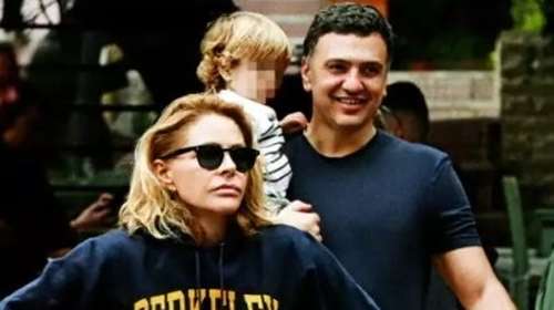 Βασίλης Κικίλιας: Έψαλε στην εκκλησία και έστειλε μήνυμα στον γιο του - Η αντίδραση της Μπαλατσινού