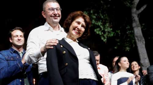 Βόρεια Μακεδονία: Η νέα πρόεδρος αποκάλεσε τη χώρα &quot;Μακεδονία&quot; στην ορκωμοσία της - Αποχώρησε η Ελληνίδα πρέσβης