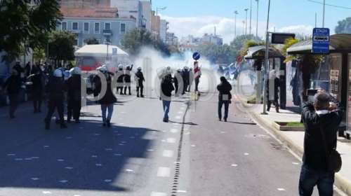 Επεισόδια στην πορεία της Πάτρας - Πετροπόλεμος και χημικά έξω από τον ΟΣΕ [βίντεο]