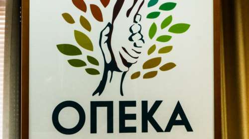 Επιδόματα ΟΠΕΚΑ: Έρχονται αλλαγές στα ποσά, πότε ξεκινά η χρήση της προπληρωμένης κάρτας