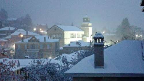 Τα πρώτα χιόνια έπεσαν στη Μακεδονία - Μαγικές εικόνες από το χιονισμένο Νυμφαίο και το Πισοδέρι