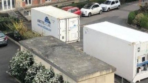 Κορονοϊός - Σοκαριστική εικόνα σε νοσοκομείο της Γαλλίας: Ψυγεία - κοντέινερ περιμένουν να πάρουν τους νεκρούς