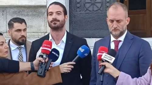 Άρης Μουγκοπέτρος: Συγκινημένος και με δάκρυα στα μάτια για την αθώωσή του - "Θέλει μόνο να δει τα παιδιά του"