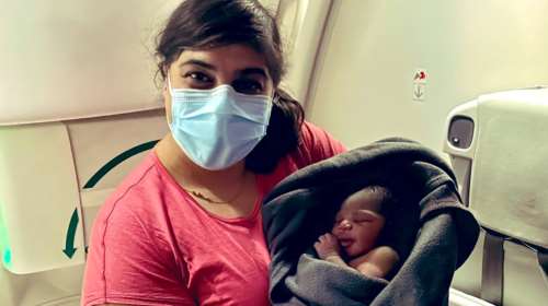 Το &quot;θαύμα&quot; της ζωής εν πτήση: Καναδή γιατρός βοηθά μετανάστρια να γεννήσει μέσα σε αεροπλάνο [εικόνες]