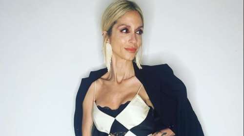 Η Σοφία Καρβέλα φόρεσε ένα συγκλονιστικό μακρυμάνικο πλεκτό φόρεμα στο χρώμα της άμμου με cut outs