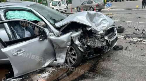 Σφοδρή καραμπόλα στη Λάρισα: Πέταξε στον αέρα το ένα ΙΧ, σε άμορφη μάζα και τα τρία οχήματα