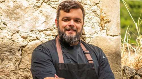 Κάτι νόστιμο μαγειρεύει ο Νίκος Θωμάς στην Κρήτη