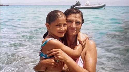 Ιωάννα Τούνη: Η φωτογραφία στην αγκαλιά της μητέρας της και το συγκινητικό αντίο [Εικόνα]