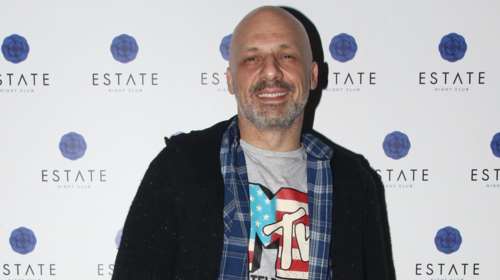Νίκος Μουτσινάς: Σπάνια πλάνα από το πολύ μοντέρνο σπίτι του