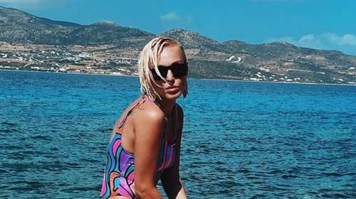 Τάμτα: Τα θεϊκά μαγιό και το πολύ ιδιαίτερο καπέλο παραλίας - Κάνει τουρ στις Κυκλάδες [Εικόνες]