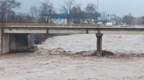 Τρίκαλα: Φουσκώνει επικίνδυνα ο Πηνειός στο Διαλεκτό - Επιστρέφει ο εφιάλτης των πλημμυρών