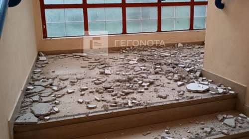 Έπεσαν σοβάδες και σε άλλο σχολείο στον Βόλο - Κινδύνεψε καθαρίστρια [εικόνες]
