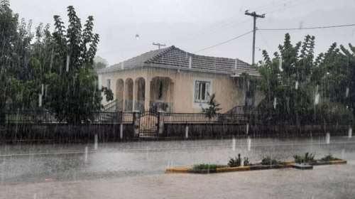 Ισχυρό μπουρίνι χτύπησε τα Τρίκαλα: Σταμάτησε η κυκλοφορία στην Εθνική οδό - Πλημμύρισαν δρόμοι [Βίντεο]