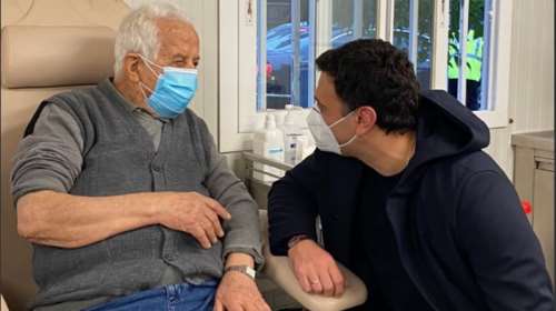 Στο νοσοκομείο Ελπίς ο Κικίλιας μαζί με τον κ. Τάσο και τον κ. Νίκο που εμβολιάστηκαν