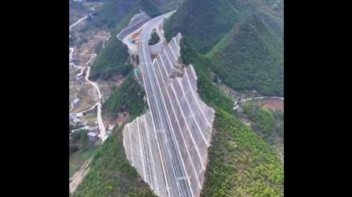 Η Κίνα κόβει βουνά στα δυο και φτιάχνει την ψηλότερη κρεμαστή γέφυρα του κόσμου - Εντυπωσιακά βίντεο