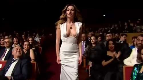 Τουρκία: Πόλεμος για ένα... ντεκολτέ - &quot;Ποινικό αδίκημα&quot; το χαρακτήρισε πολιτικός, ξεσηκώθηκαν οι γυναίκες [εικόνες - βίντεο]