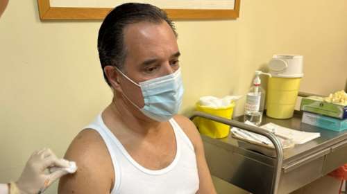 Ο Άδωνις Γεωργιάδης έκανε το ετήσιο εμβόλιο κατά του κορονοϊού - &quot;Έτσι θα σώσουμε ζωές&quot;