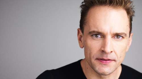 Ο εξαιρετικός ηθοποιός του Μπρόντγουεϊ Gene Gillette έρχεται από τη Νέα Υόρκη στην Ελλάδα