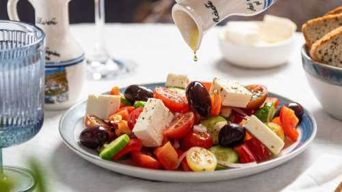 Πάρος: &quot;Είστε τραγικοί&quot; - Καταγγελία τουρίστριας για επιπλέον χρέωση στο λάδι στη χωριάτικη σαλάτα