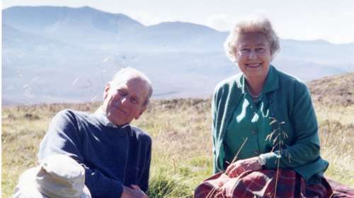 Η εικόνα της ευτυχίας: Η Ελισάβετ έδωσε στη δημοσιότητα την αγαπημένη της φωτογραφία με τον πρίγκιπα Φίλιππο