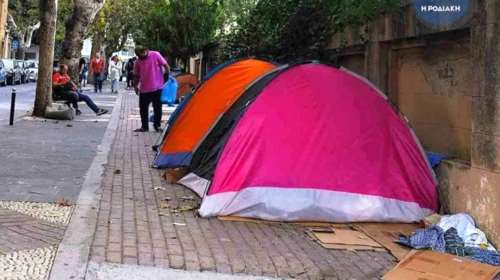 Απέραντος καταυλισμός μεταναστών η Ρόδος: Σκηνές και αυτοσχέδια κρεβάτια στους δρόμους [εικόνες]