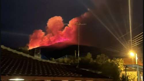 Φωτιά στο Όρος Πάικο: Καίγεται δάσος – Ισχυρές πυροσβεστικές δυνάμεις δίνουν μάχη