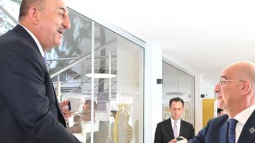 &quot;Κοινωνική χειραψία&quot; και σύντομη συνομιλία Δένδια με Tσαβούσογλου - Ο διάλογος για τον καφέ [Βίντεο]