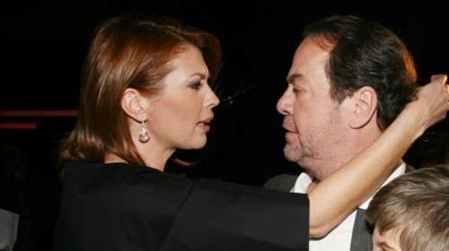 Σπάνια φωτό: Πάριος και Αλιμπέρτη, αγκαλιασμένοι στον γάμο τους στην Πάρο, το 1996