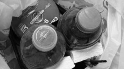 Συναγερμός στην ΕΛΑΣ για ύποπτη σακούλα στην Κυψέλη - Περιείχε γκαζάκι, καλώδια και μπουκαλάκια με εύφλεκτο υγρό