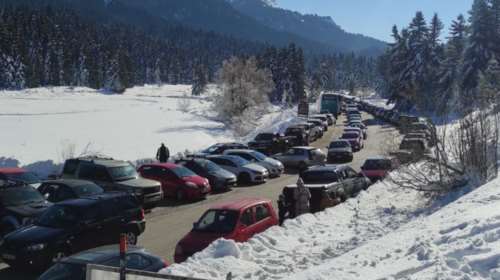 Κοσμοπλημμύρα στο Περτούλι για το χιονοδρομικό: Περισσότερα από 3.000 αυτοκίνητα την Κυριακή [εικόνες]