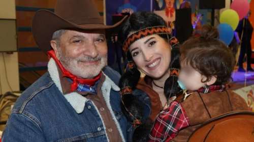 Πατούλης - Κοιλού: Οικογενειακά σε μασκέ πάρτι - Η Ινδιάνα, ο μεγάλος cowboy και ο μικρός στην αγκαλιά