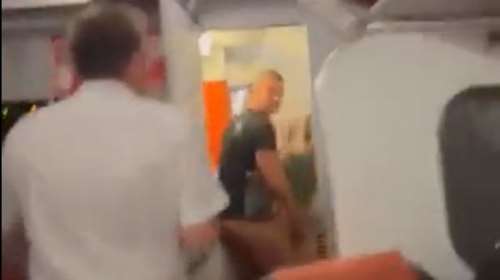 Σεξ στο αεροπλάνο: Τα γενέθλιά του γιόρταζε ο 23χρονος που πιάστηκε στην τουαλέτα - Τι αποκάλυψε η μητέρα του [βίντεο]