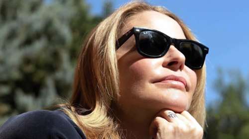 Τζένη Μπαλατσινού: Το άψογο office look με λευκό πουκάμισο και πουλόβερ και η casual εμφάνιση